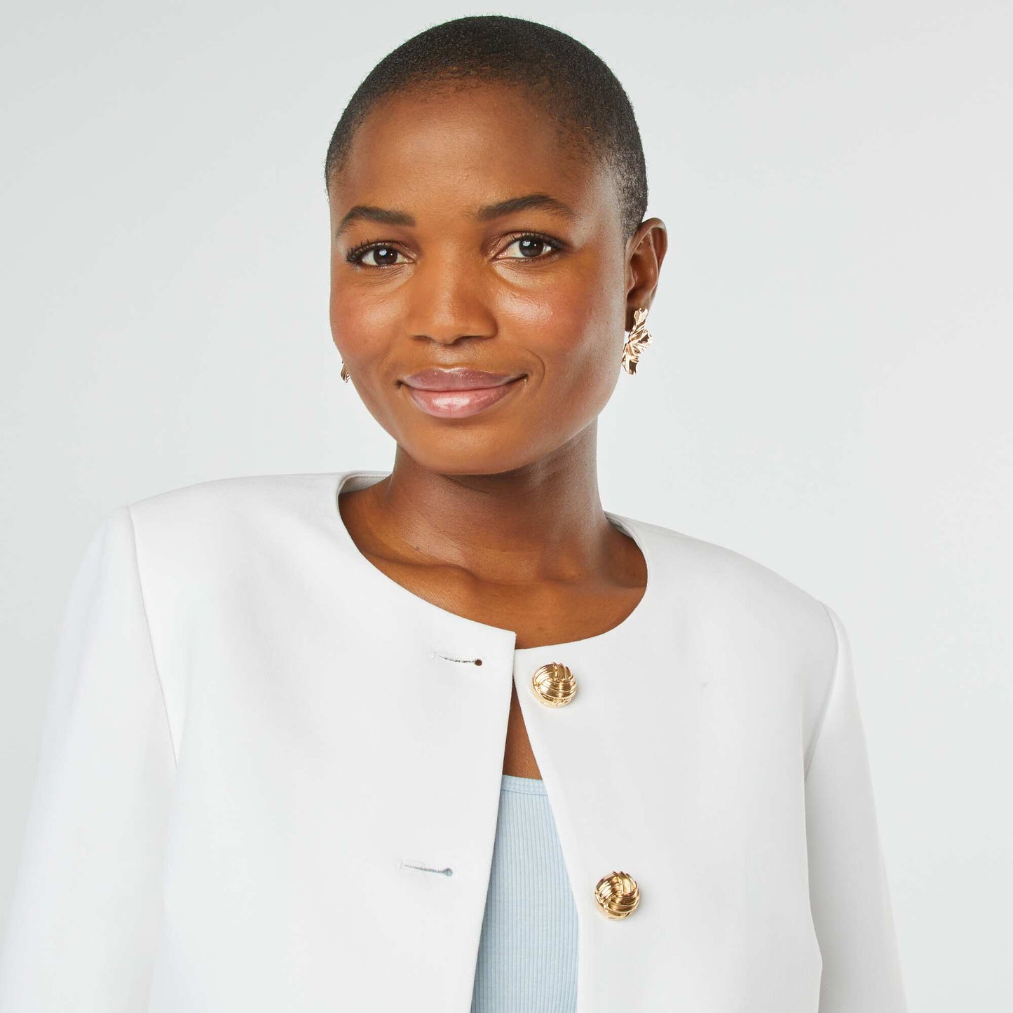 Veste tailleur coupe courte avec boutons dorés BLANC