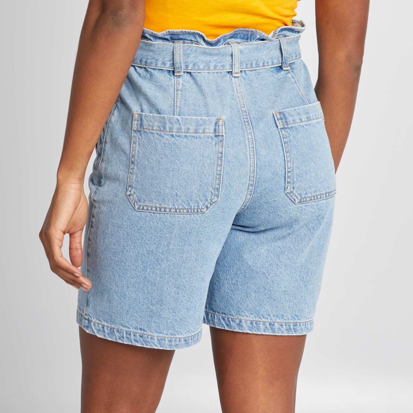 Short court en denim avec ceinture à boucle BLEU