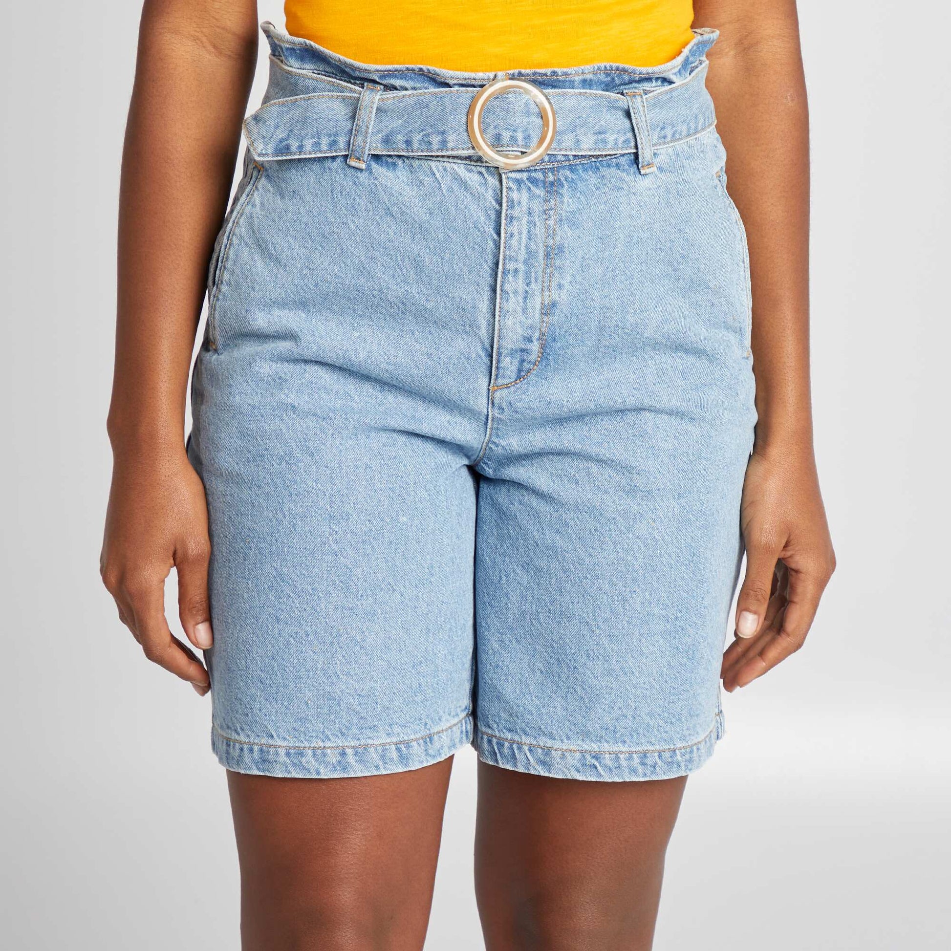 Short court en denim avec ceinture à boucle BLEU