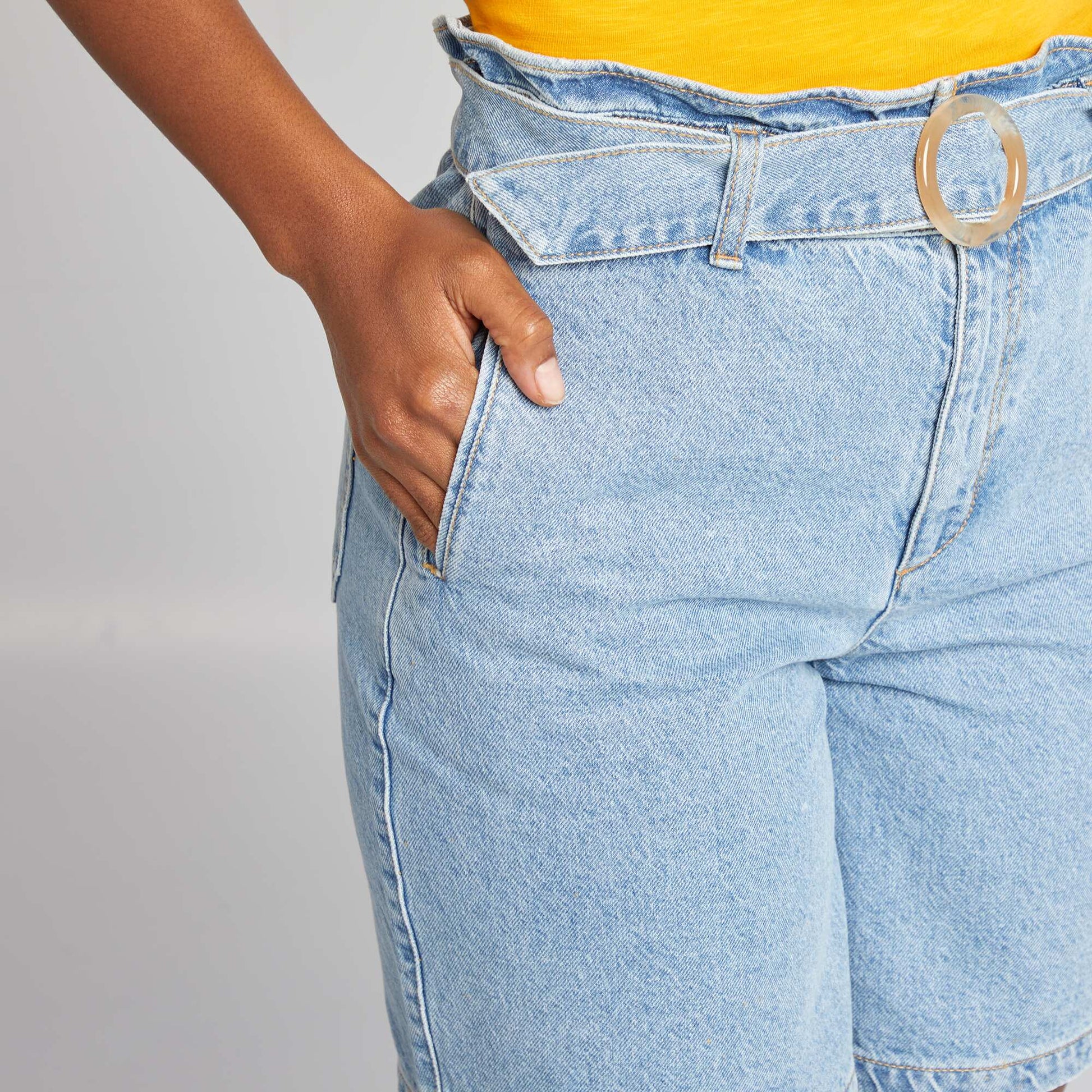 Short court en denim avec ceinture à boucle BLEU
