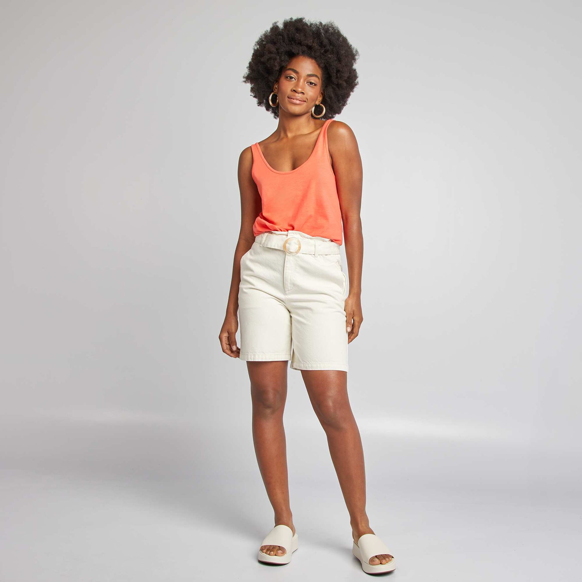 Short court en denim avec ceinture à boucle BLANC