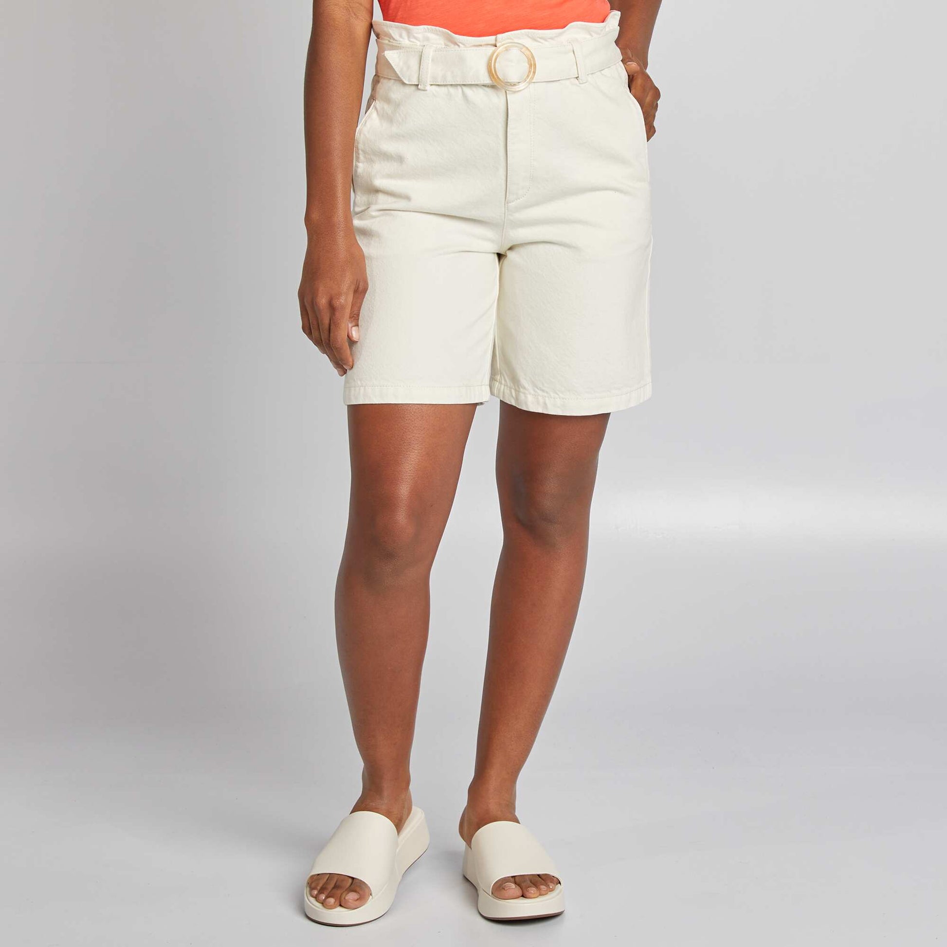 Short court en denim avec ceinture à boucle BLANC