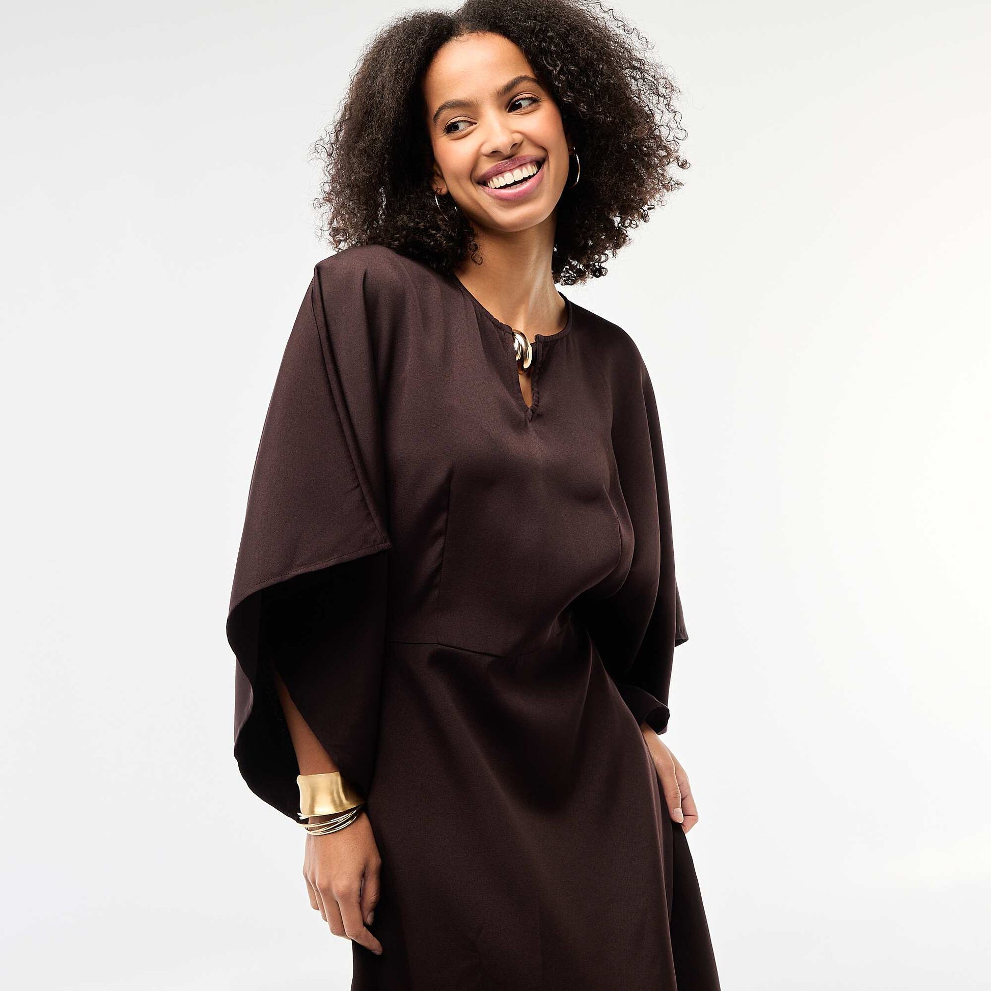 Robe longue crêpée avec bijou doré MARRON