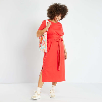Robe mi-longue ceinturée en jersey rouge